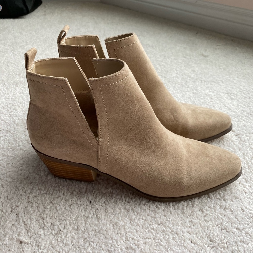 NWOT JustFab Tan Booties